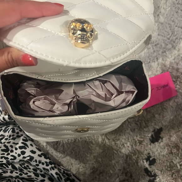 NWT Betsy Johnson Xoviola skull purse - Picture 3 of 4